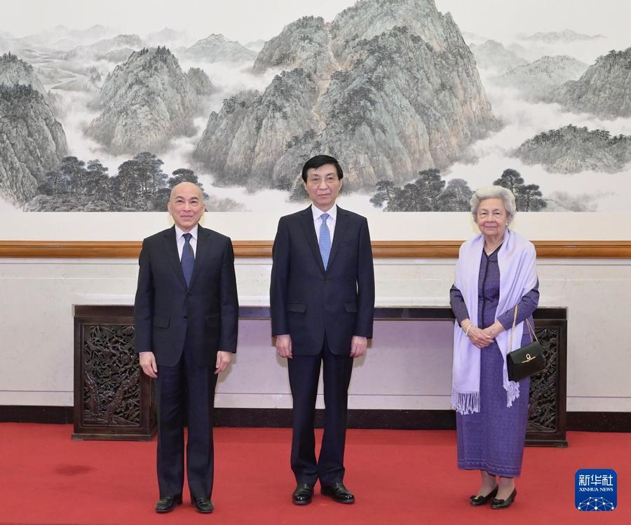 ཝང་ཧུའུ་ཉིང་གིས་ཁམ་ཕུ་ཁྲེའི་རྒྱལ་པོ་ཞི་ཧ་མོ་ཉི་དང་རྒྱལ་མོ་མོ་ཉི་ལེ་ལ་ཐུག་འཕྲད་གནང་བ།