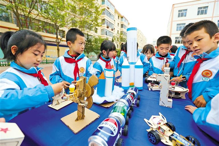 སློབ་གྲྭའི་ཚན་རྩལ་དུས་ཆེན་སྐབས་ཚན་རྩལ་ཉམས་ལེན་བྱེད་པ།