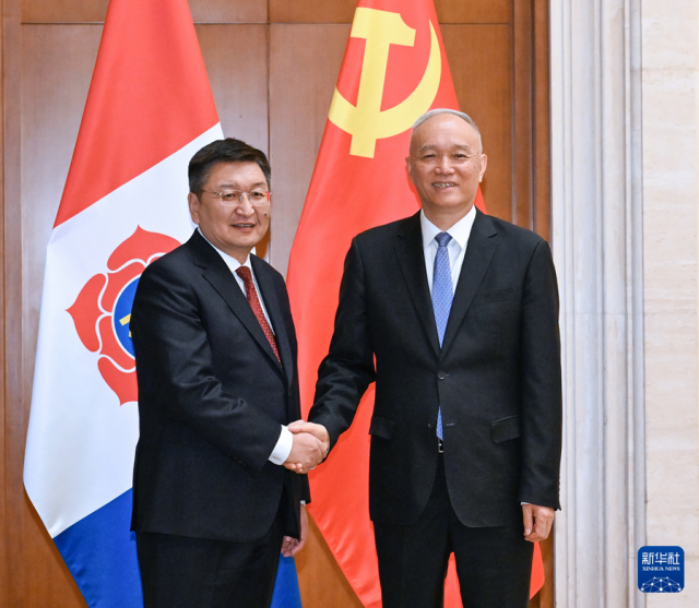ཚའེ་ཆི་ཡིས་མོང་གོལ་མི་དམངས་ཏང་གི་འཐུས་ཚབ་ཚོགས་པར་མཇལ་འཕྲད་གནང་།