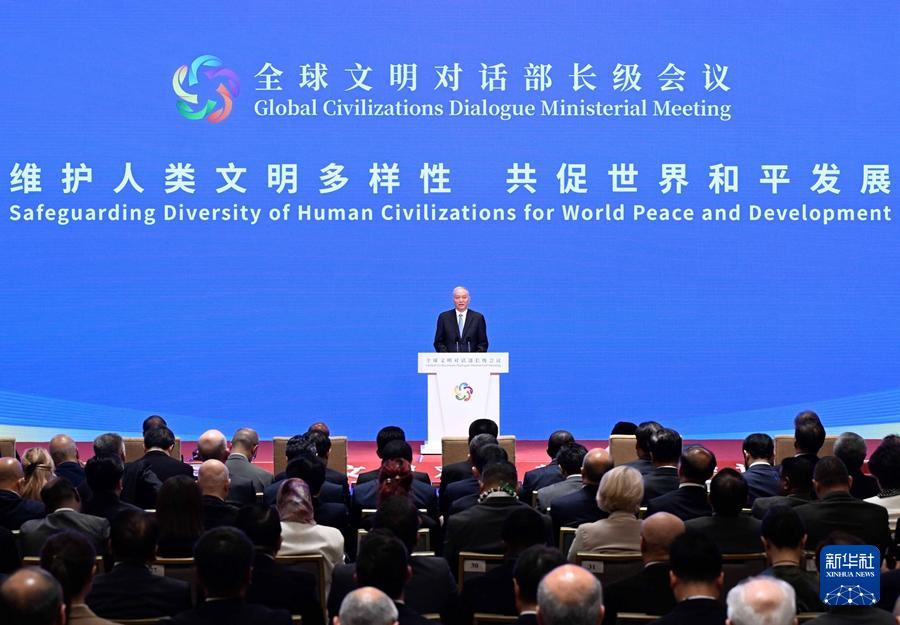 ཚའེ་ཆི་འཛམ་གླིང་ཧྲིལ་བོའི་དཔལ་ཡོན་གླེང་མོལ་གྱི་པུའུ་ཀྲང་རིམ་པའི་གྲོས་ཚོགས་ཀྱི་མགོ་རྩོམ་མཛད་སྒོར་ཞུགས་པ་མ་ཟད་གཙོ་དོན་གསུང་བཤད་གནང་བ།