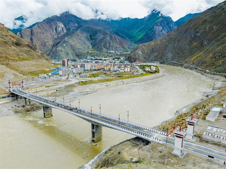 གངས་ལྗོངས་ས་མཐོར་ལྷད་མེད་བརྩེ་སེམས་བཅངས། བློ་སེམས་གཅིག་ཏུ་བསྒྲིལ་ནས་ཕུགས་འདུན་སྒྲུབ།